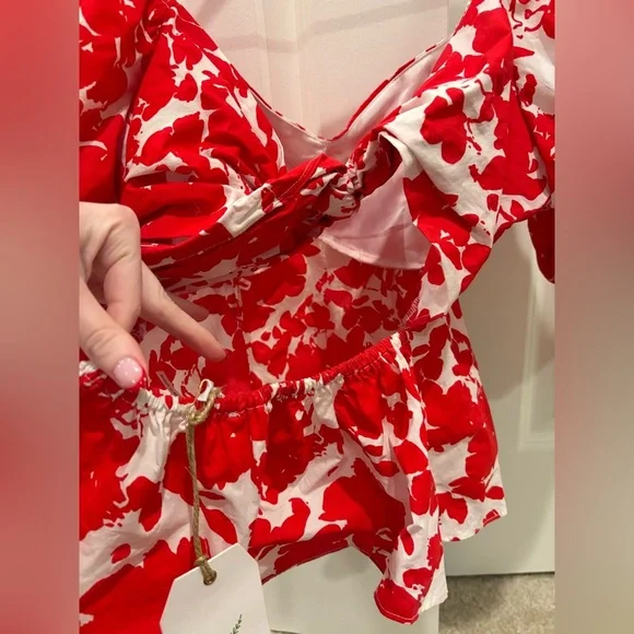 NWT Red and White Floral Puff Sleeve Top with Cutout Back Size Small - Picture 6 of 8